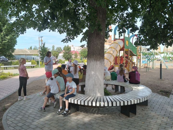 В парке Семейный» провели литературно-игровую программу «Почитай-ка! Угадай-ка!»