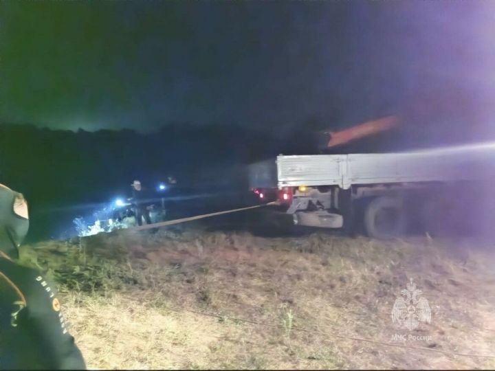 В Татарстане Пестричинского района в реке нашли автомобиль с 2 погибшими