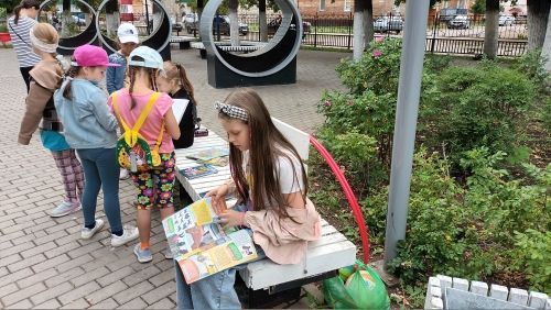 Центральная библиотека организовала однодневный летний читальный зал «С книжкой на скамейке»