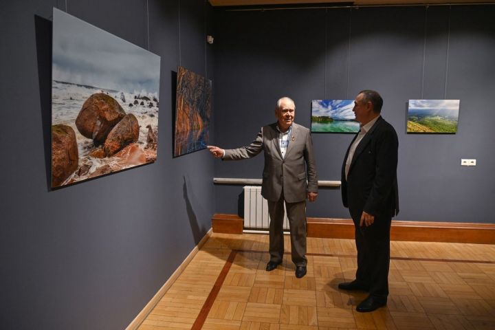 «Прекрасный доктор и художник»: Минтимер Шаймиев посетил фотовыставку Рустема Хайруллина