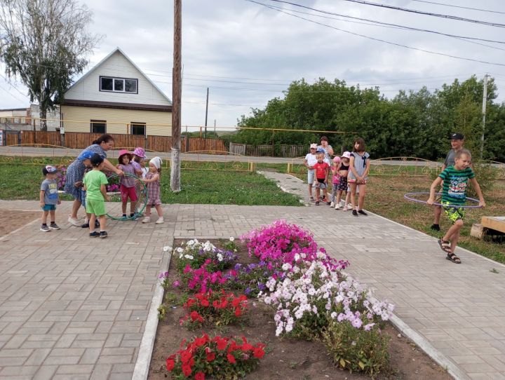 В детском парке «Сэйлэн», работники СДК и библиотеки села Каракашлы, провели марафон подвижных игр «Здоровому движению — наше уважение»