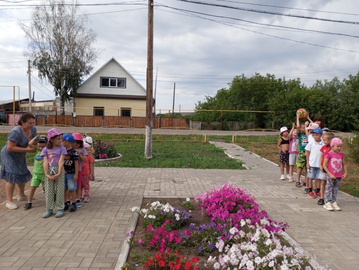 В детском парке «Сэйлэн», работники СДК и библиотеки села Каракашлы, провели марафон подвижных игр «Здоровому движению — наше уважение»