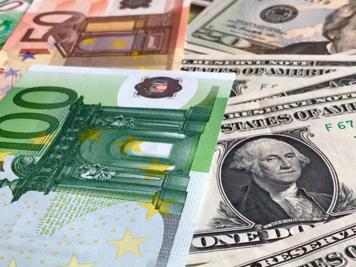 Евро и доллар продолжают обновлять июльские антирекорды