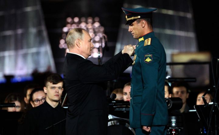 Владимир Путин вручил звезды Героев России экипажу легендарного танка, остановившего колонну ВСУ