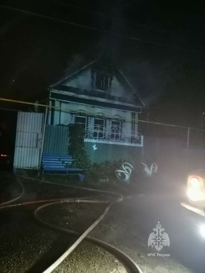 В Татарстане на пожаре серьезные ожоги получил хозяин дома