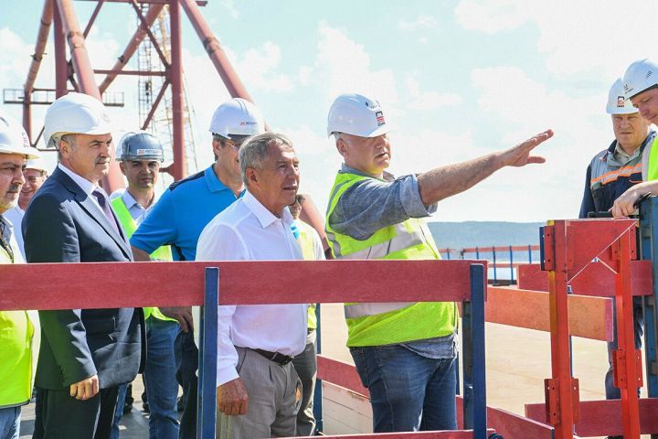 Раис Татарстана проконтролировал ход работ на строительстве моста через Волгу на трассе М12