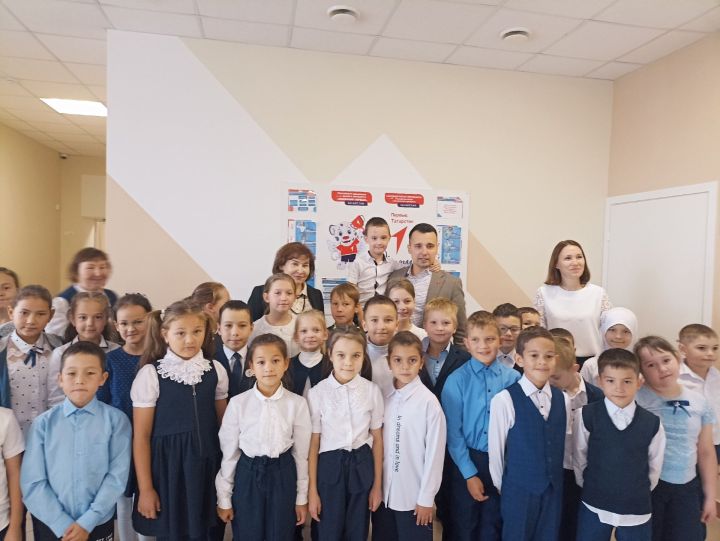 Младшие школьники Уруссинской гимназии познакомились с лидером «Движения первых» Тимуром Сулеймановым