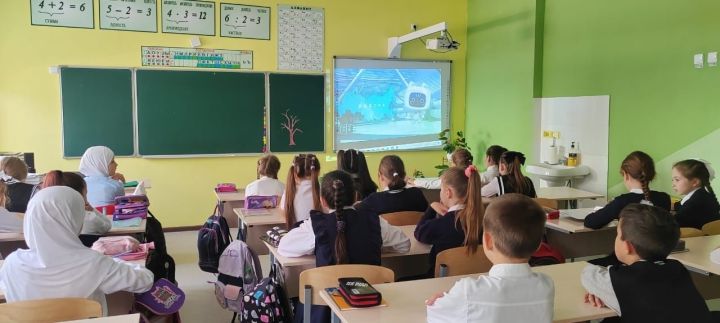 Во всех школах России учебная неделя началась с классного часа «Разговоры о важном»