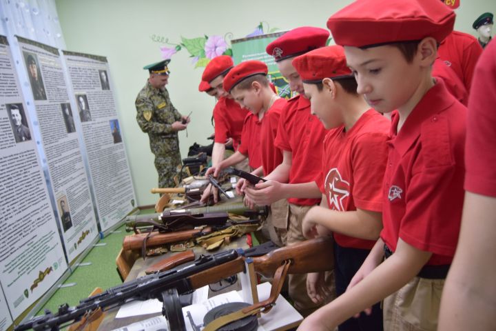 В Уруссинской начальной школе открылся мобильный музей - выставка «На защите границ».
