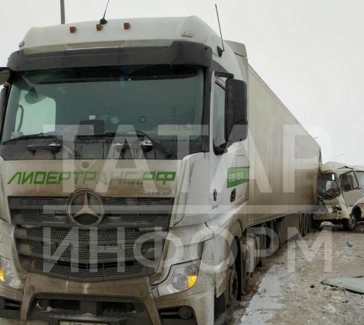 Серьезное ДТП на трассе под Казанью: вахтовый автобус врезался в стоящую фуру