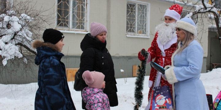 Полицейский Дед Мороз принес подарки казанским детям из семей в трудной ситуации
