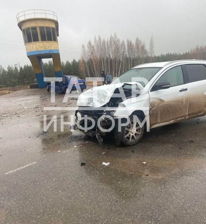 Автомобилист погиб, столкнувшись с легковушкой на трассе в Татарстане