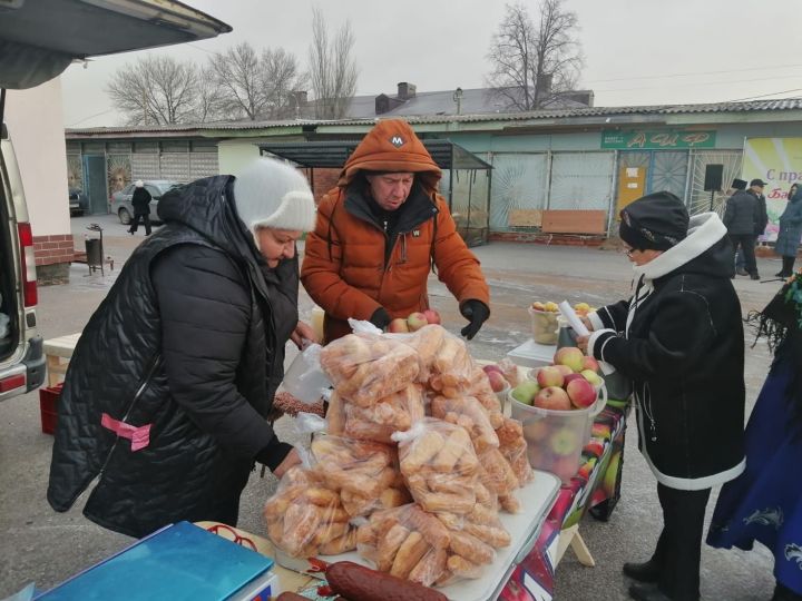 На уруссинскую ярмарку стекался добрый народ