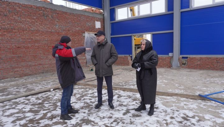 Сегодня глава Ютазинского района  Аяз Шафигуллин  ознакомился с ходом строительства крытого теннисного манежа