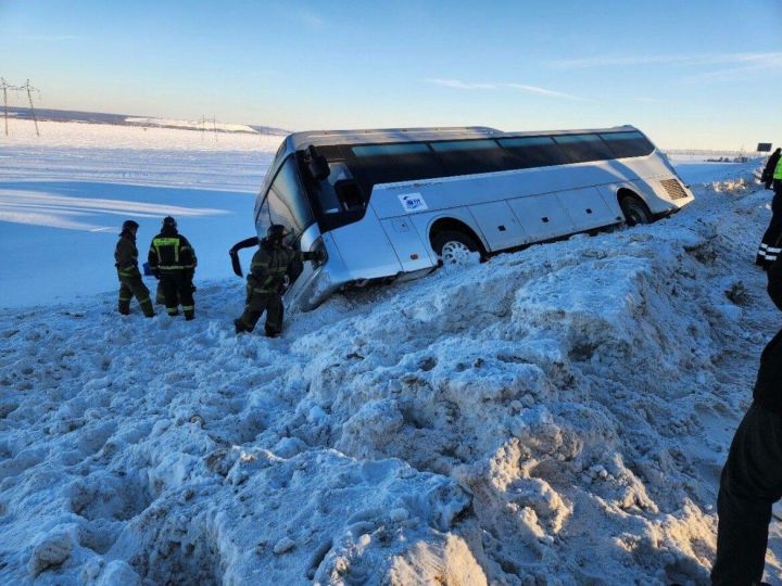Автобус с пассажирами на трассе в Нижнекамском районе вылетел в кювет