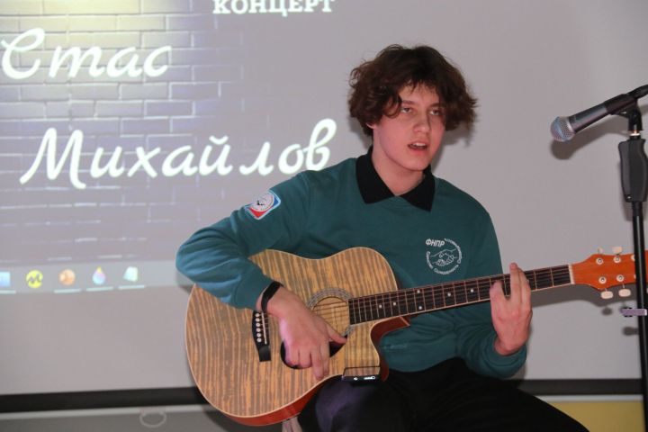 Уруссинский Стас Михайлов дал свой первый акустический концерт