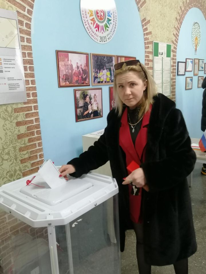 Жена участника СВО в числе первых проголосовала на выборах