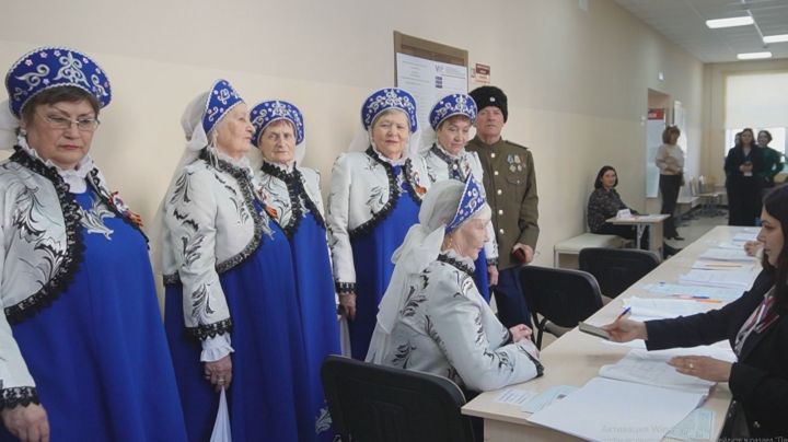 Хор ветеранов «Истоки» в числе первых проголосовал за будущего Президента страны