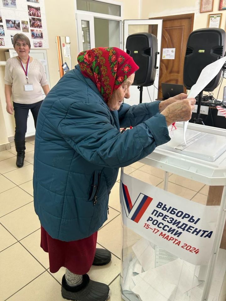 Одна из старейших жительниц Ютазинского района пришла на выборы президента России