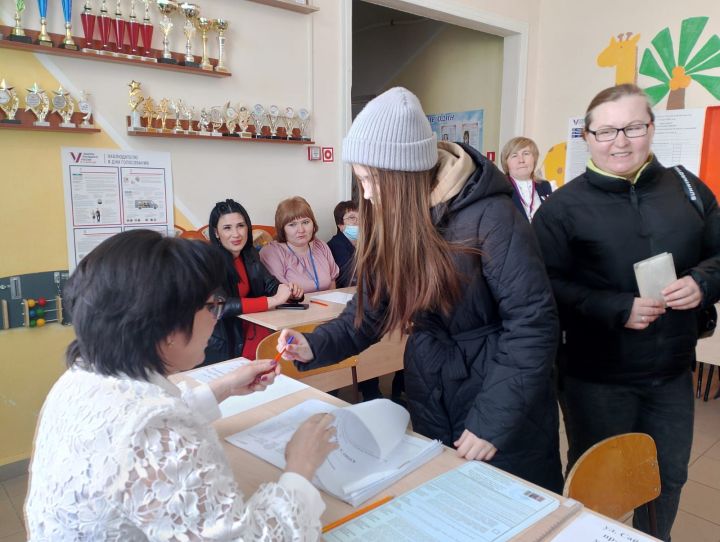 На избирательные участки пришли впервые голосующие