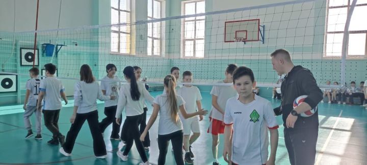 Пятиклассники Уруссинской гимназии поиграли в пионербол