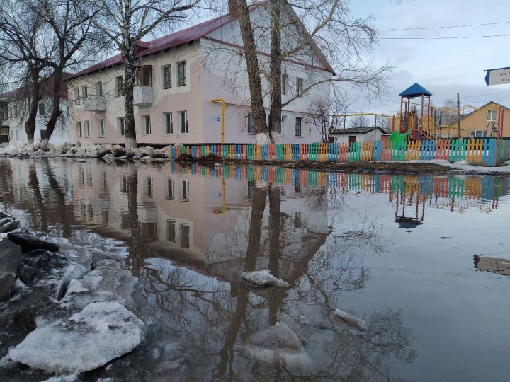 Талые воды усиленные сегодняшним дождем привели к затоплению придомовых территорий