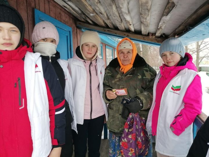 Байрякинские волонтеры поздравили ветеранов с наступающим праздником
