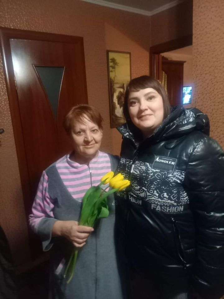 Глава Абсалямовского сельского поселения поздравила на дому матерей и жен участников СВО