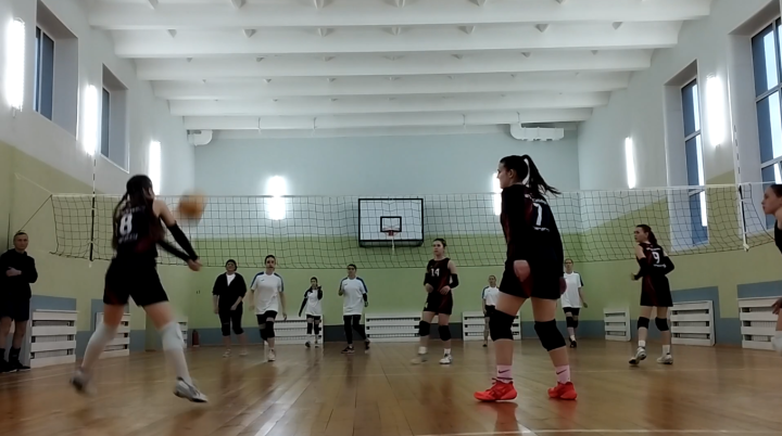 В Уруссу прошла дружеская встреча двух женских команд по волейболу