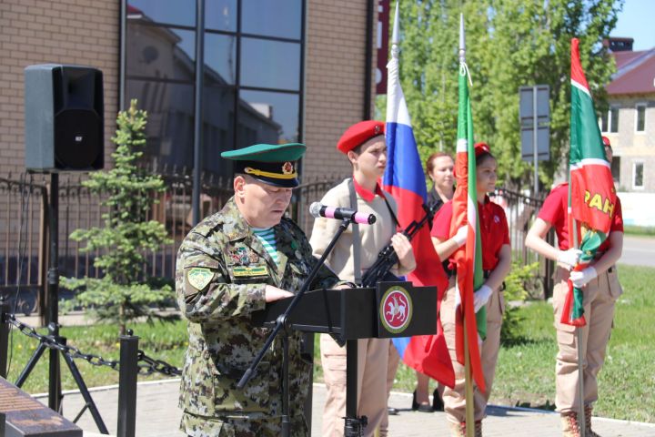 В Уруссу у мемориала воинам-пограничникам состоялся митинг, посвященный Дню пограничника