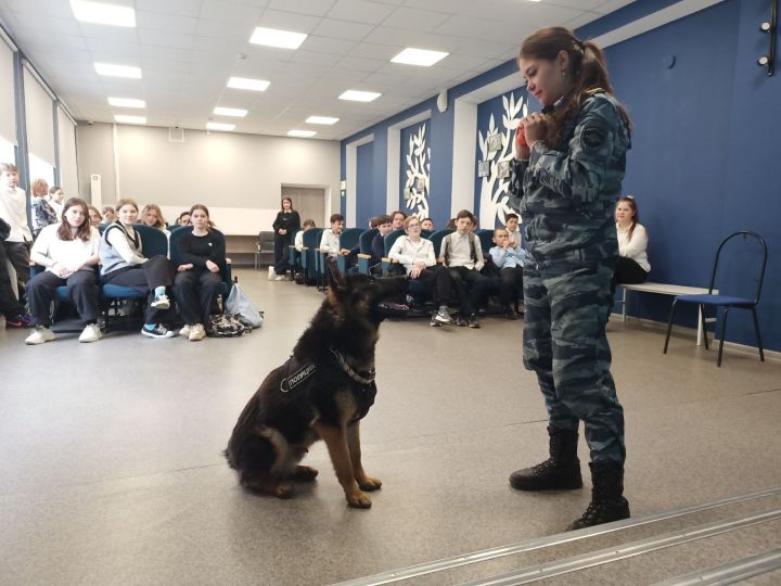 Уруссинские школьники встретились с кинологом