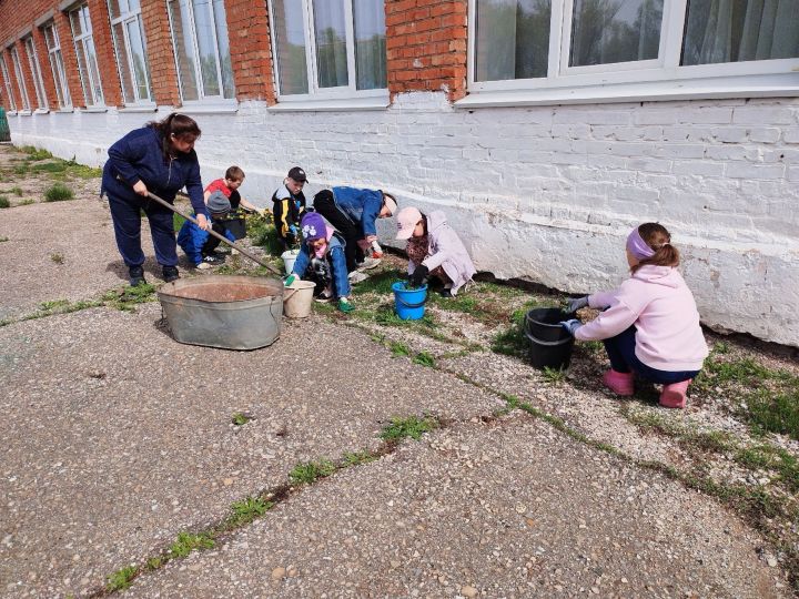 Школьники села Акбаш и за партой, и на субботнике хороши