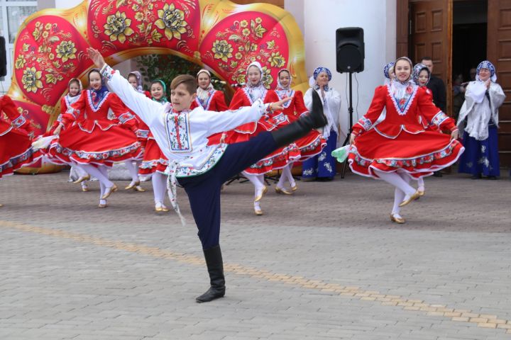 На площади РДК прошло праздничное мероприятие