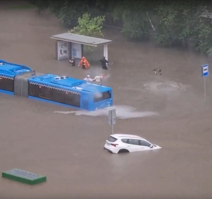 Москву топят ливни: машины и автобус уходят под воду