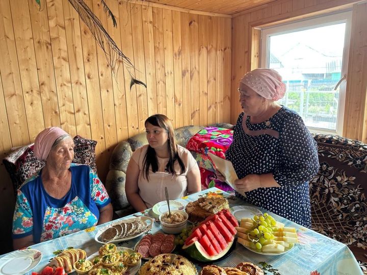 Ветерана труда Гулсулу Ахмадеева принимала поздравления с 85-летием