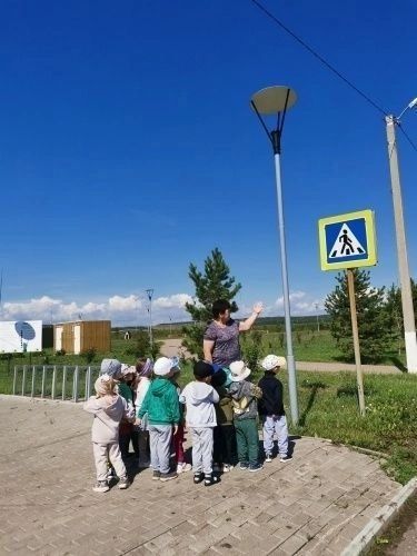 В первый день нового учебного года очень важно напомнить школьникам правила дорожного движения