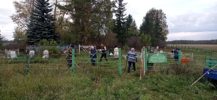 Жители села Кряш-Буляк собрались на субботник по уборке территории кладбища