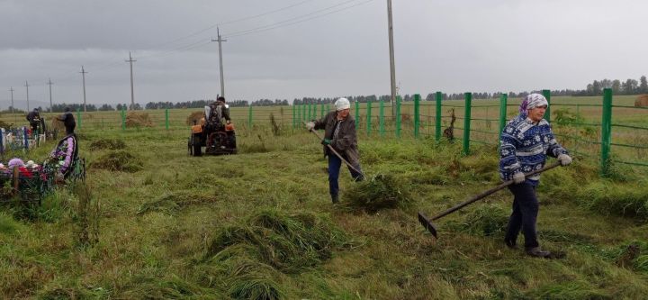 Жители села Кряш-Буляк собрались на субботник по уборке территории кладбища