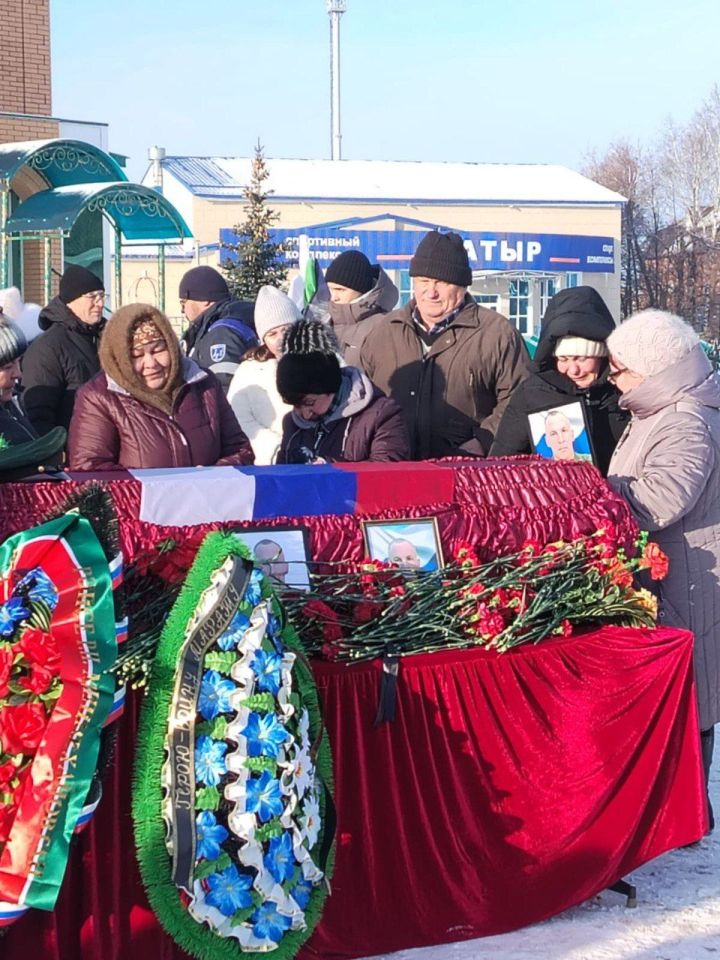 Жители Ютазинского района простились с участником СВО Маратом Зиннуровичем Шарафутдиновым