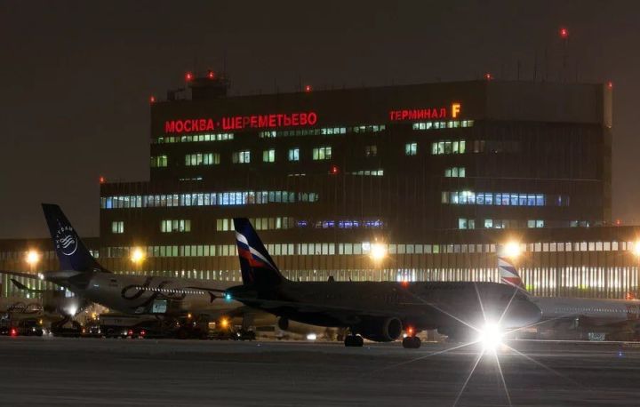 На борту самолета, направлявшегося из Нижнекамска в Москву, пассажир сообщил, что в его ручной клади две бомбы