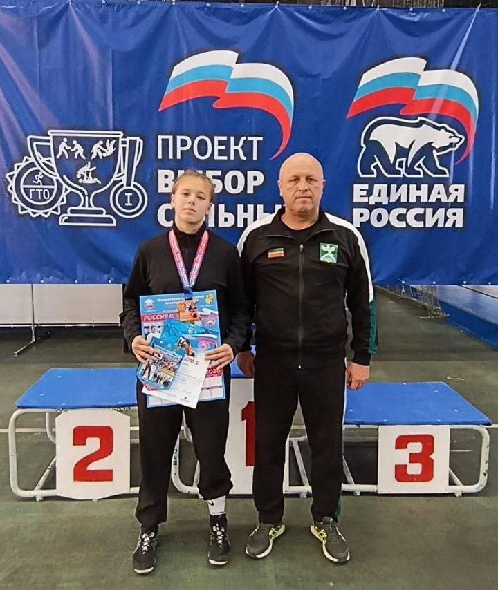 Спортсменка из Ютазинского района завоевала бронзу на межрегиональном турнире по борьбе