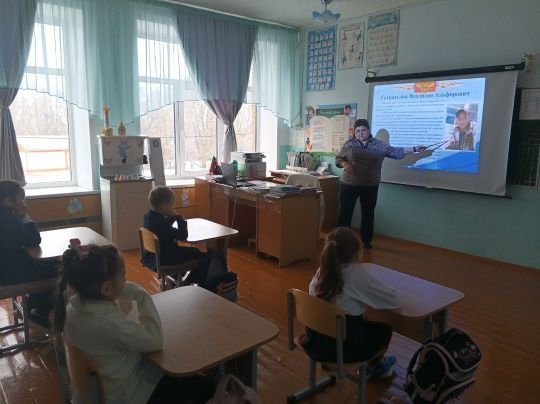 Урок мужества: школьники Акбашской школы познакомились с историей Героев Отечества
