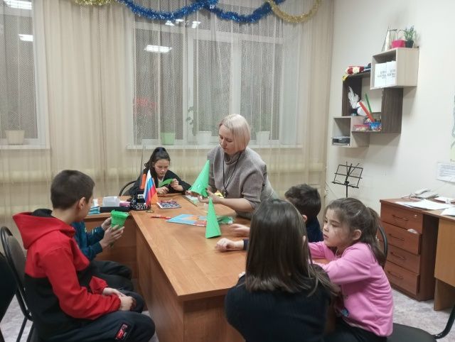 Новогодняя мастерская: создание праздничной ёлочки