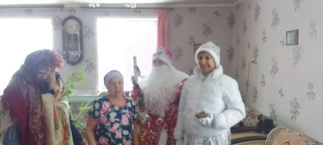 «С новым счастьем!»- Праздничный визит к односельчанам
