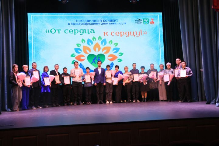 Зал рукоплескал людям широкой души