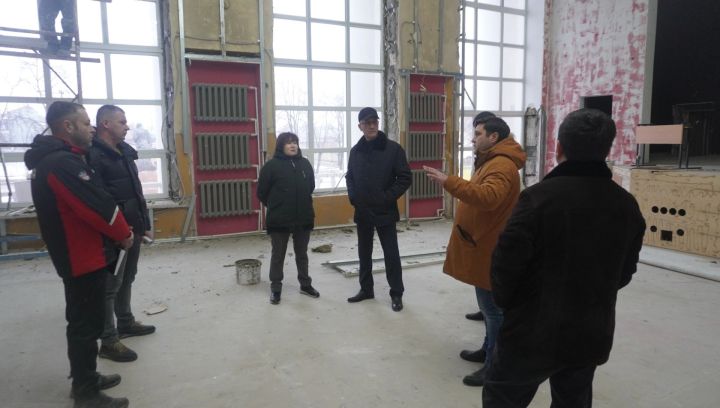 В Уруссу активно идет капитальный ремонт  Районного дома культуры и детской школы искусств