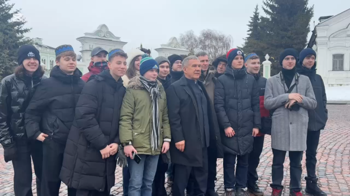 Туристы из Екатеринбурга поделились впечатлениями о Казани с Рустамом Миннихановым