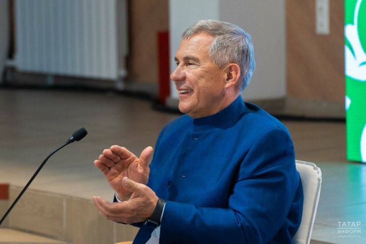 «Каждая из вас — источник вдохновения!» — Рустам Минниханов поздравил женщин Татарстана с 8 Марта
