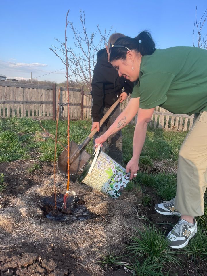 Юный патриот и его мама высадили «Сад Памяти» в честь героев Великой Победы
