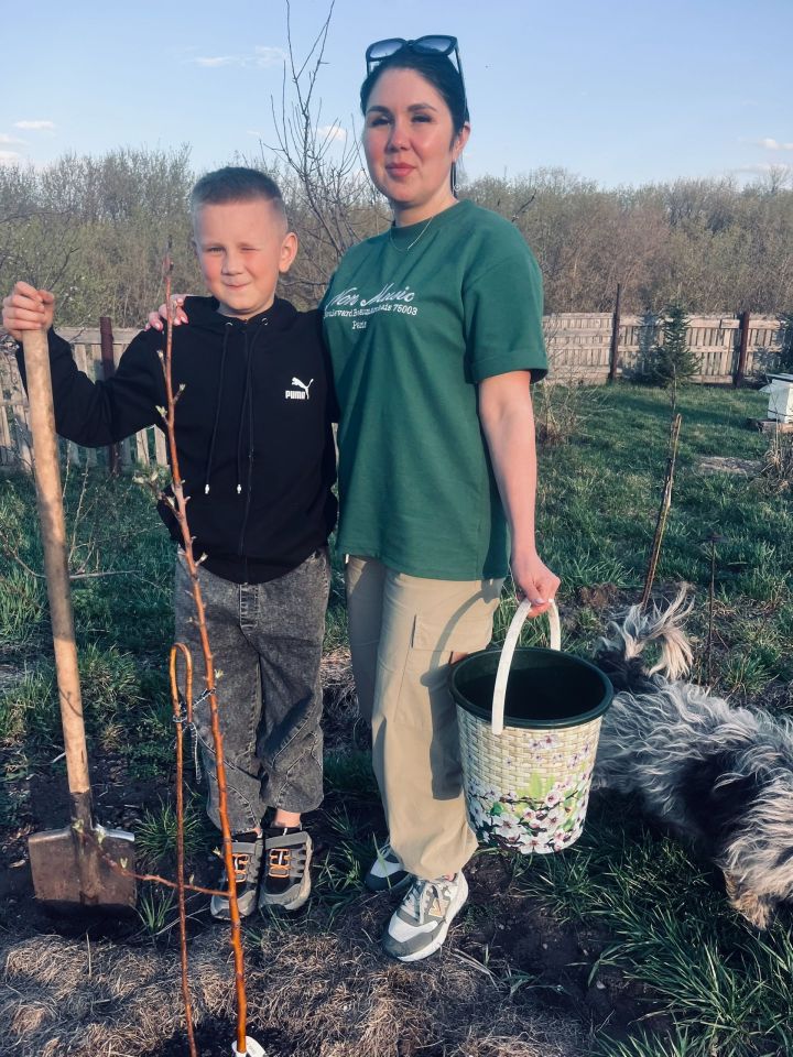 Юный патриот и его мама высадили «Сад Памяти» в честь героев Великой Победы
